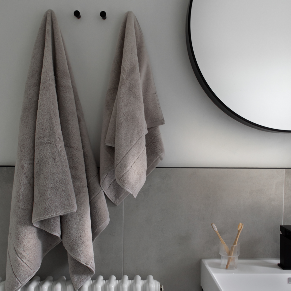 https://linenbundle.us/cdn/shop/products/LIGHTGREY-CLASSIC-TOWEL-5_ea856131-5ef9-4e2c-a73e-0417bfc40fd8_950x.png?v=1670240127