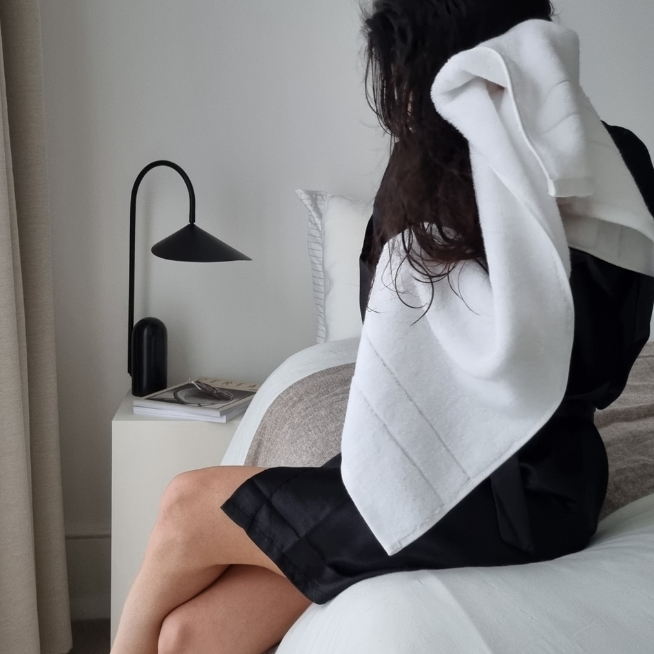 https://linenbundle.us/cdn/shop/products/WHITE-CLASSIC-TOWEL-3_950x.png?v=1670240127